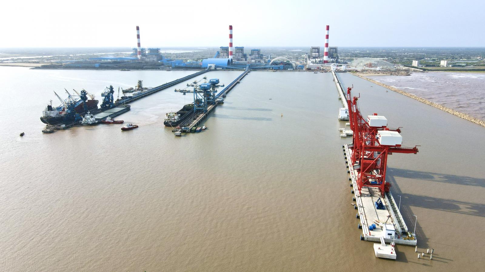 Việt Thuận-đơn vị tham gia chuyển tải cho Nhà máy Nhiệt điện Duyên Hải 2 những tấn than đầu tiên